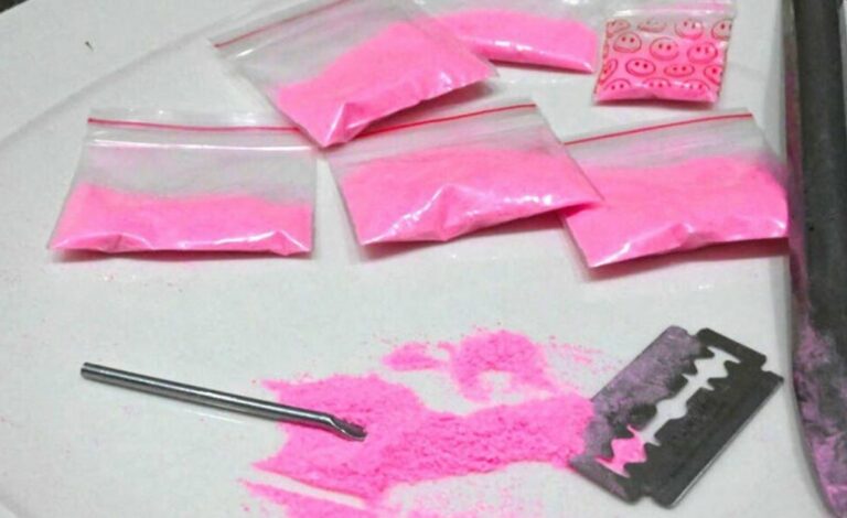 Cos'è la cocaina rosa e quali sono i pericoli di questa droga deleteria