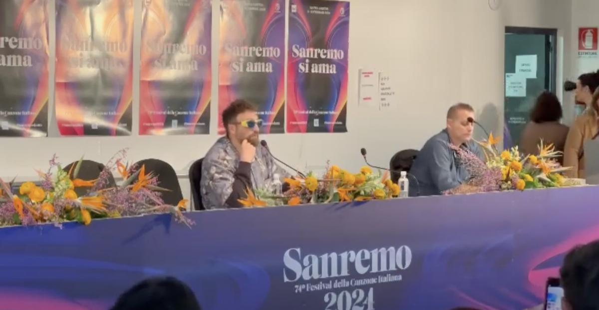 Dargen D'Amico Sanremo 2024, conferenza stampa: "Ricordo un'Italia umana. Non voglio fare politica".  Il duetto con la BabelNova Orchestra in omaggio a Morricone | VIDEO