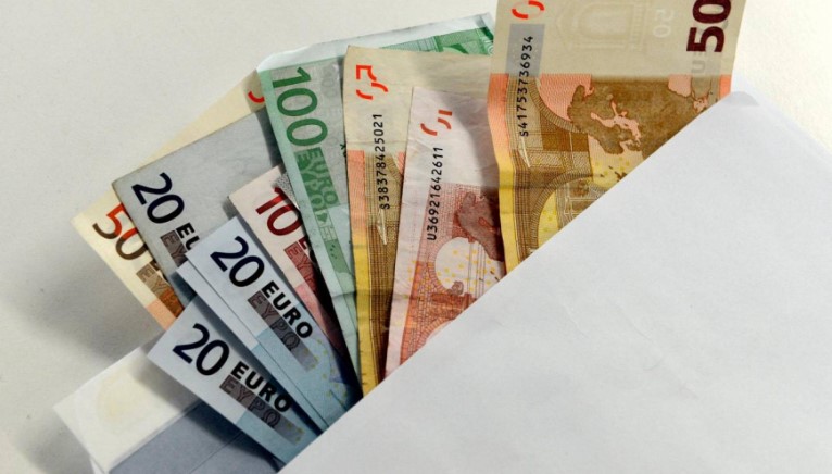 Come risparmiare 5000 euro in sei mesi? Il metodo delle cento buste • TAG24