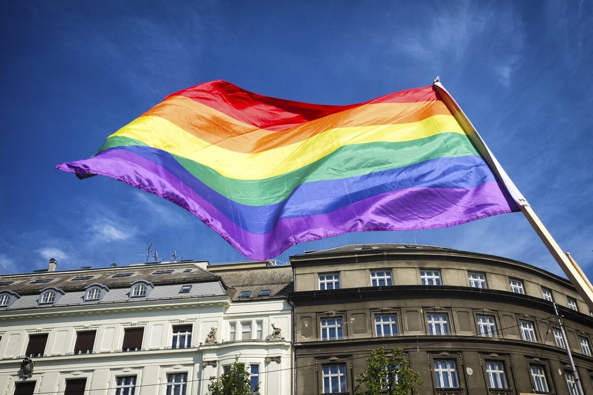 Roma, scritte omofobe al Gay Center di Testaccio: sul muro insulti alla comunità LGBTQ+