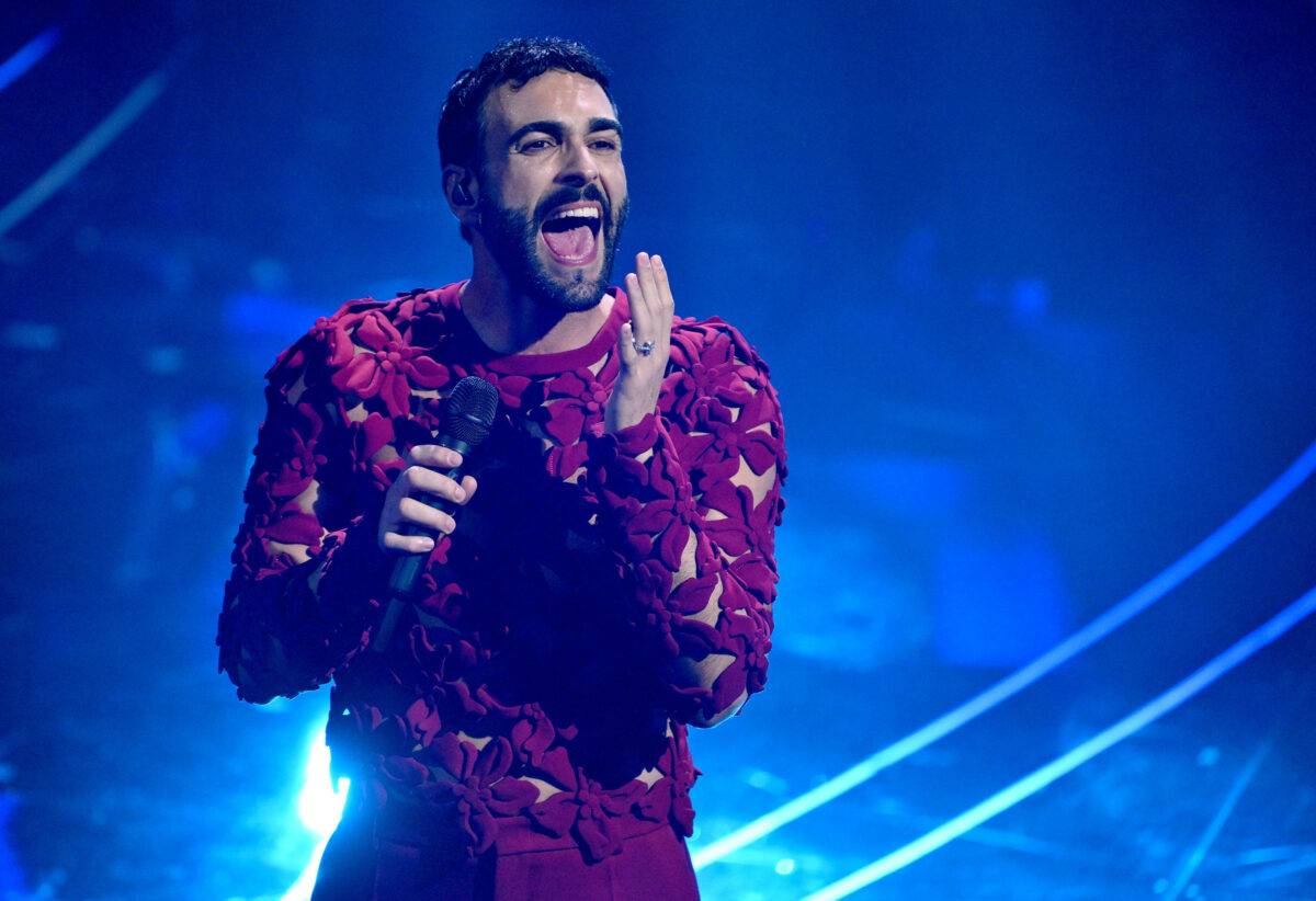 Marco Mengoni, il vestito a Sanremo 2024: ecco tutti i look del co-conduttore nella prima serata