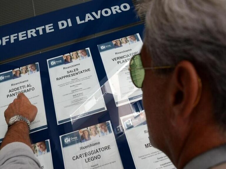 Offerte di lavoro estate 2024, posti disponibili per assunzioni di assistenti bagnanti, cuochi, pizzaioli e comparse