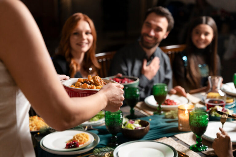 Qual è l’orario migliore per cenare: cosa succede se si mangia dopo le 21