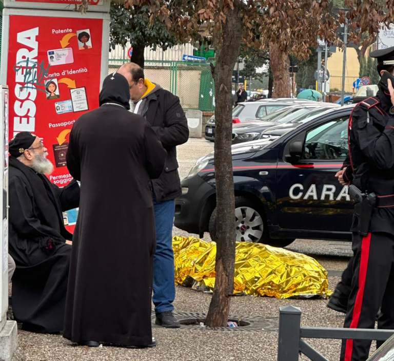 Roma, trovato il cadavere di un prete ortodosso in una cabina per le fototessere a Tor Sapienza: indagini in corso| FOTO