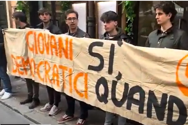 I giovani del Pd protestano al Nazareno: "Schlein ascoltaci, siamo commissariati da quattro anni". Ma i "big" del partito non li ricevono| VIDEO