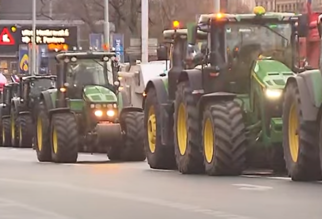 Repubblica Ceca, agricoltori cechi e slovacchi si uniscono al confine per protestare contro le politiche dell'Ue