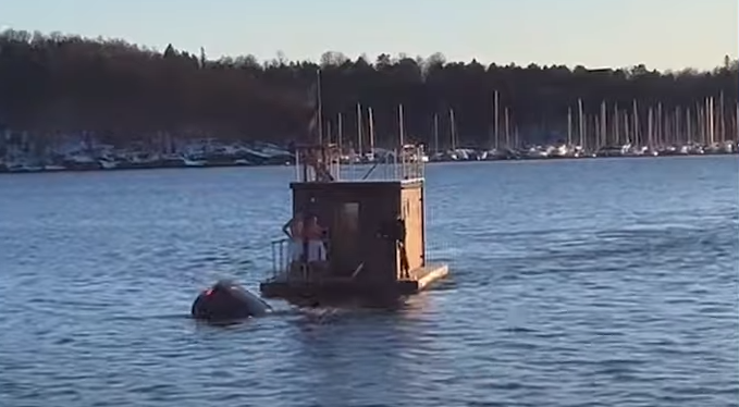 Norvegia, Tesla cade in un fiordo a Oslo: le due persone a bordo salvate da sauna galleggiante | VIDEO