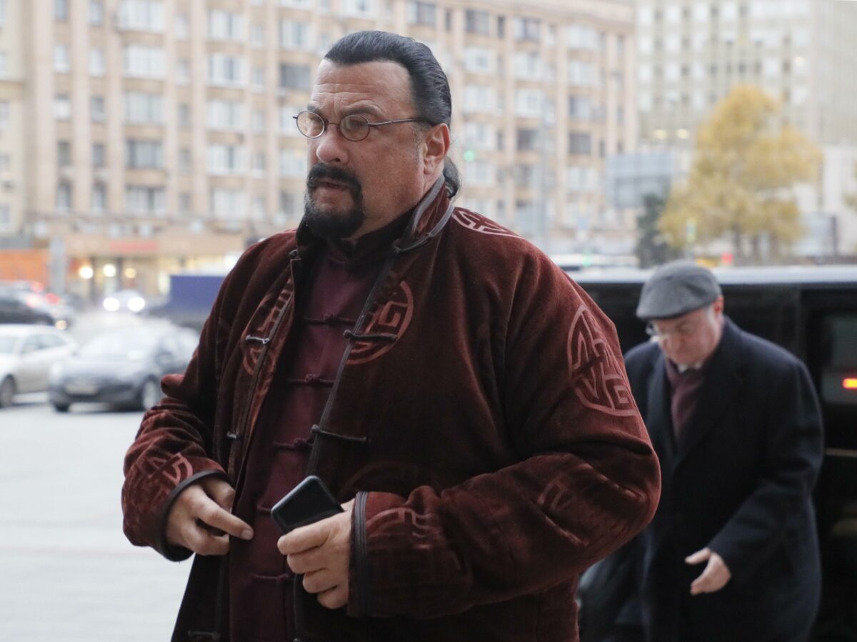 Attentato di Mosca, la star del cinema action Steven Seagal visita le vittime e promette la vendetta russa