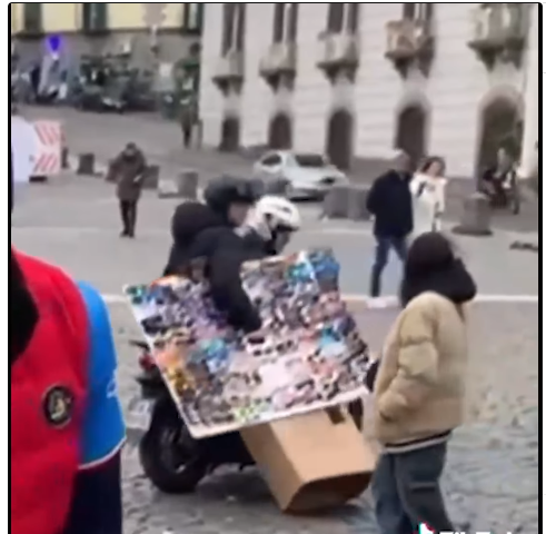 Napoli, rubano la bancarella di un venditore abusivo e scappano in scooter. Borrelli (AvS): "Pessima immagine per la nostra città"| VIDEO