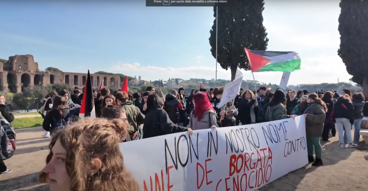 Manifestazione 8 marzo 2024, femministe al corteo: ”Il velo islamico espressione della propria cultura, va rispettato”