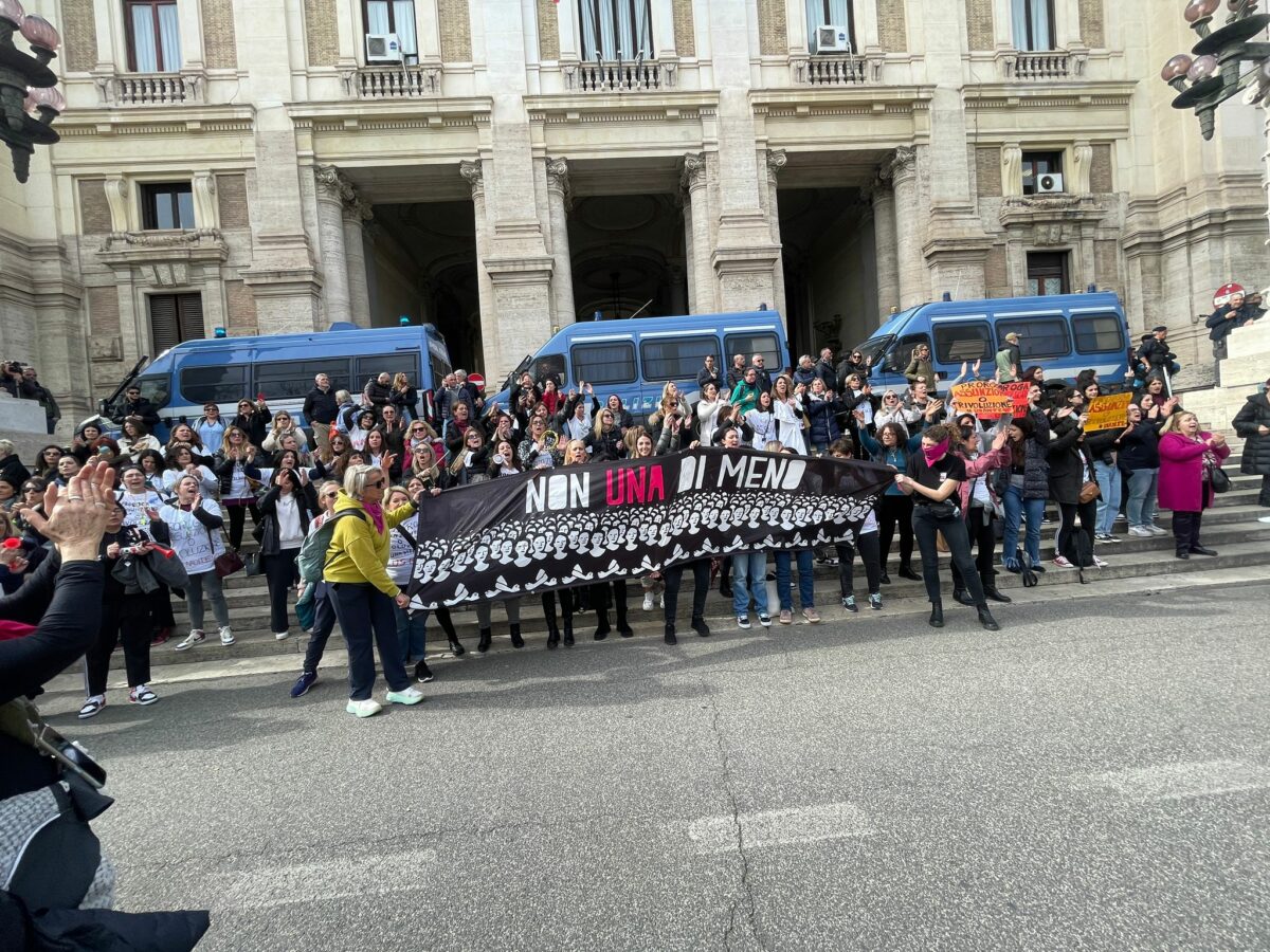 Manifestazione 8 marzo 2024, il corteo contro Beppe Grillo: “Difendi tuo figlio, colpevolizzi una vittima di violenza, non ti vogliamo nei teatri”| VIDEO