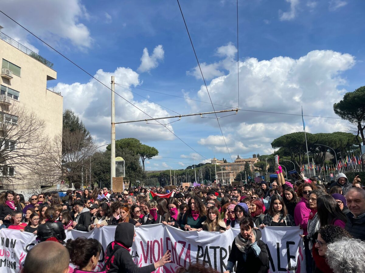 Manifestazione 8 marzo a Roma 2024, i partecipanti contro la Rai: "Scotch nero sulla bocca contro chi ci vuole zittire" | VIDEO