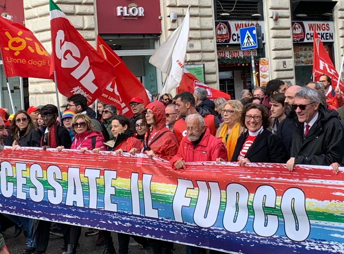 Manifestazione per la pace a Roma, la Cgil di Landini in piazza per reclamare il cessate il fuoco | VIDEO