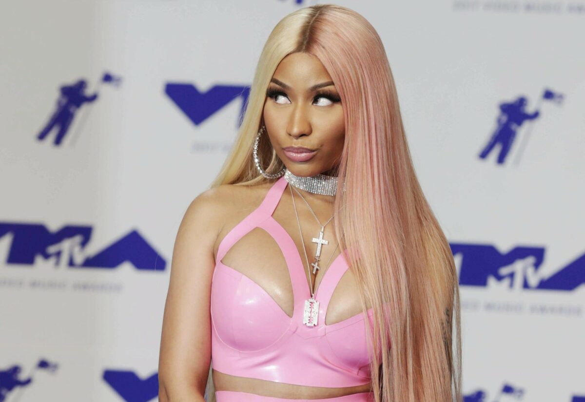 Nicki Minaj passa il microfono a una fan al concerto per farla cantare: la performance lascia la rapper sotto shock | VIDEO