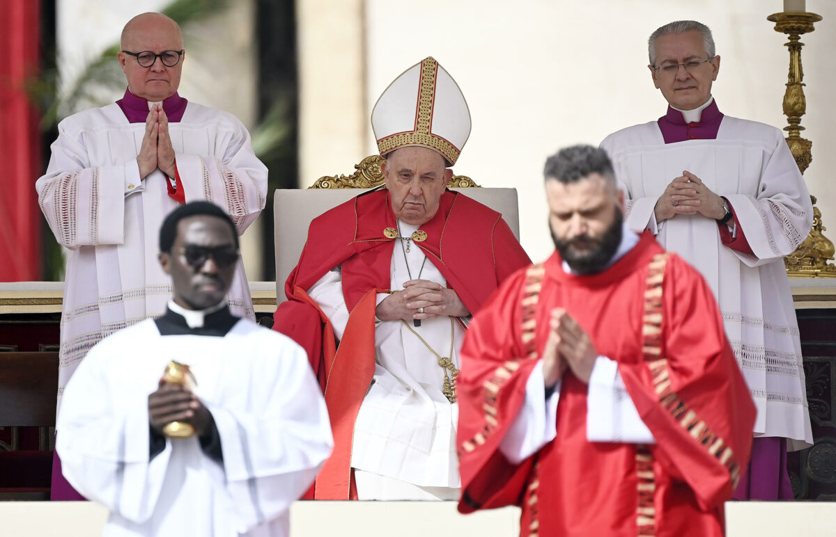 Papa Francesco affaticato, non legge l'omelia durante la domenica delle Palme