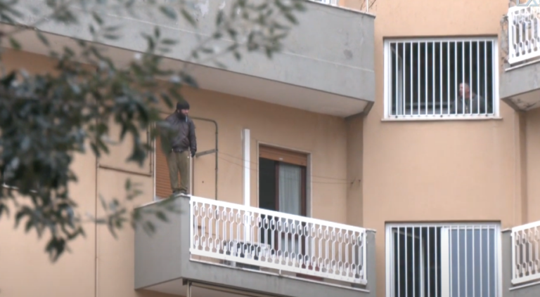 Pescara, da due giorni in bilico sul balcone di casa: 23enne minaccia il suicidio | VIDEO