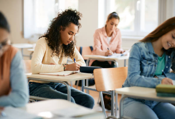 Messina, professore sospeso per violenza sessuale sulle studentesse minorenni