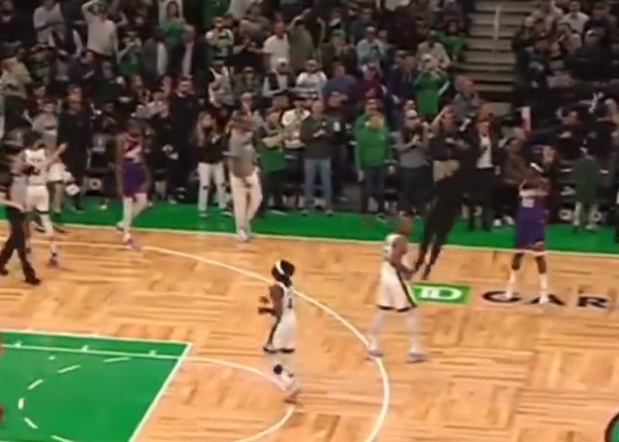 NBA, l'allenatore dei Celtics Joe Mazzulla ha provato a stoppare un tiro di O'Neale dei Suns | VIDEO