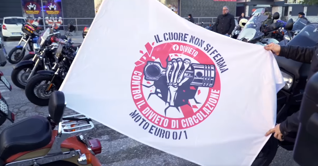 Milano, motociclisti in rivolta per la manifestazione contro il divieto per gli Euro 0. Gli organizzatori: "Non sono le moto a inquinare"