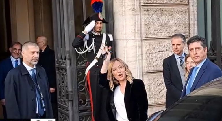 Meloni in Senato, selfie con le studentesse prima delle comunicazioni sul Consiglio UE| VIDEO