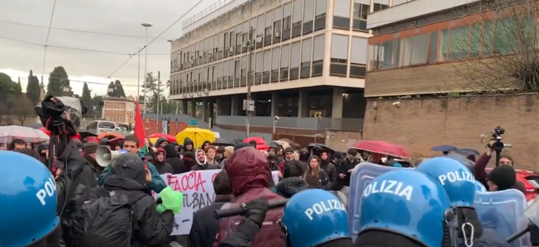 Israele-Palestina, il corteo degli studenti dal Rettorato della Sapienza a San Lorenzo: tensioni con la polizia, evitati gli scontri | VIDEO