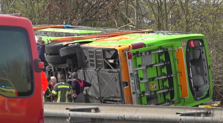 Germania, incidente sull'A9 vicino a Lipsia: Flixbus finisce fuori strada, morte cinque persone | FOTO