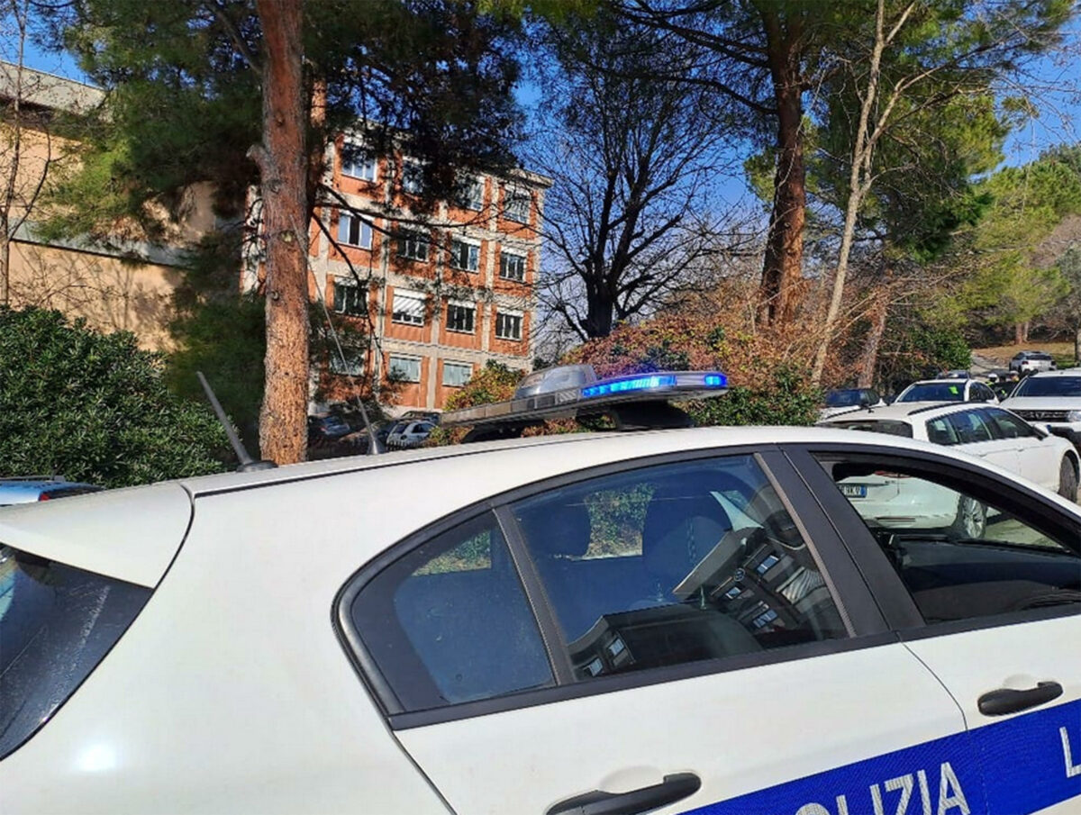 Ancona, incidente in un parcheggio: 87enne investe la moglie, è grave