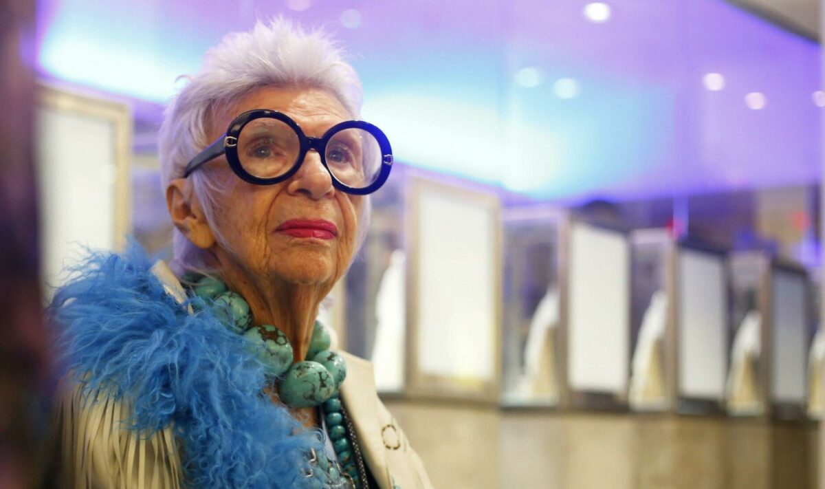 Addio a Iris Apfel: età, causa morte, patrimonio, marito e figli dell’icona di stile newyorkese