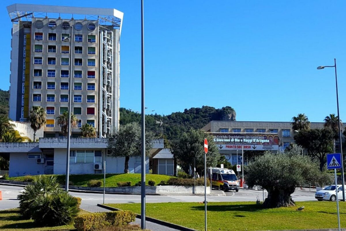 Giallo a Salerno, muore in ospedale dopo una violenta lite in strada: indagini in corso