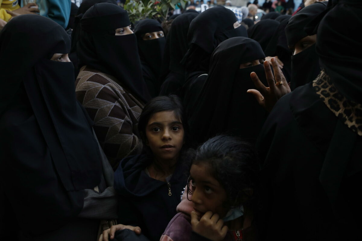 Pordenone, una bambina di 10 anni si presenta in classe con il niqab. Dreosto (Lega): "Inaccettabile,  va vietato nelle scuole"