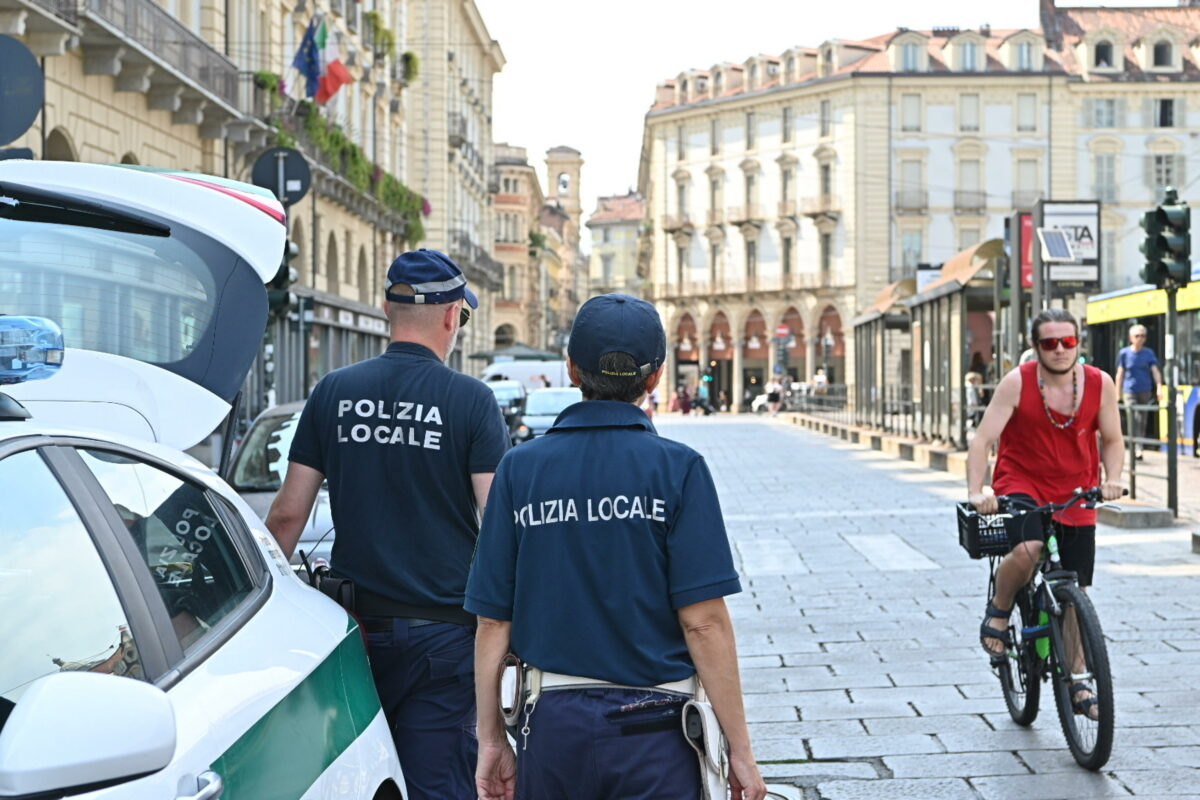 Messina, i vigili gli fanno la multa e lui reagisce cercando di accoltellarli: arrestato