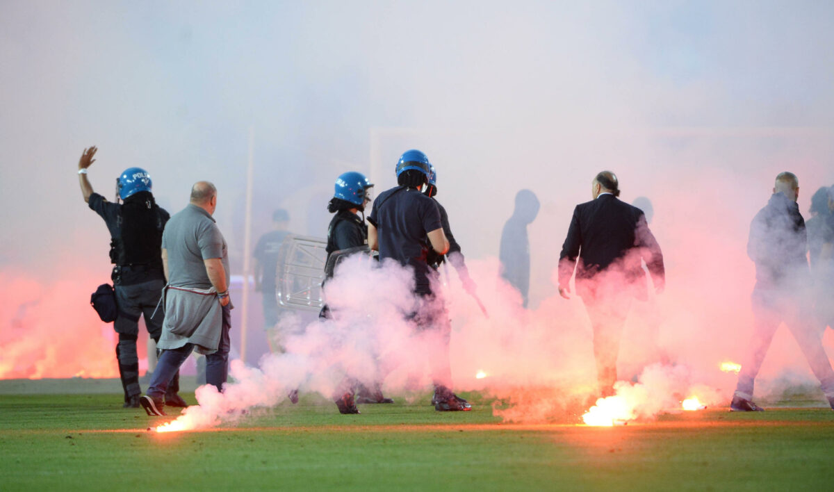 Serie B, scontri dopo Cosenza-Catanzaro: 13 poliziotti contusi, indagini in corso