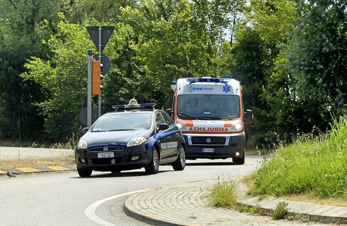 Parma, incidente tra via Cocconi e via Venezia: nonna e nipote investite da uno scooter, grave l'anziana