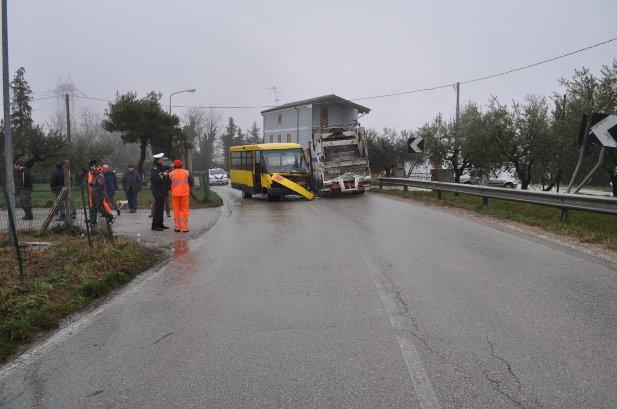 Chieti, incidente ad Ari: auto si schianta contro un albero, morte due persone