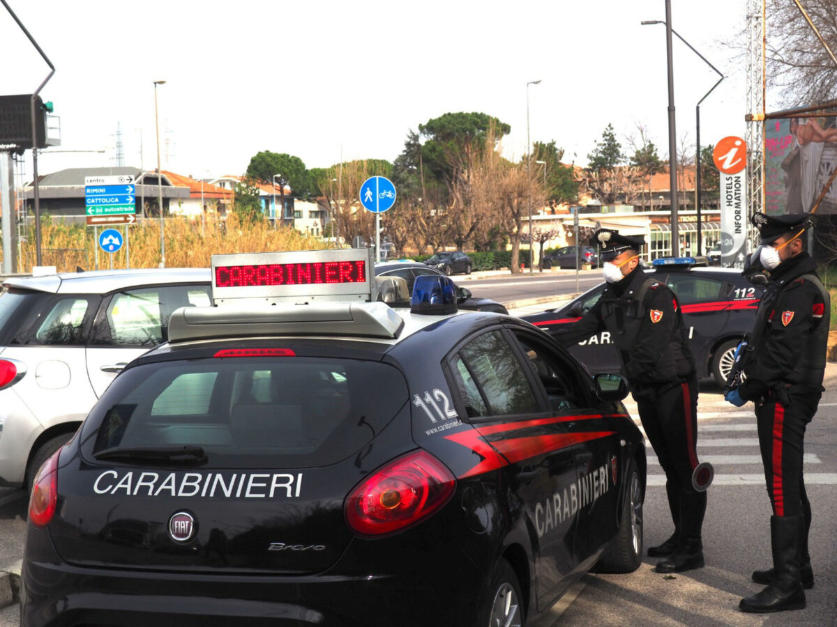 Macerata, incidente a Fontespina: si schiantano con l'auto sulla Statale Adriatica e scappano, è caccia a due uomini