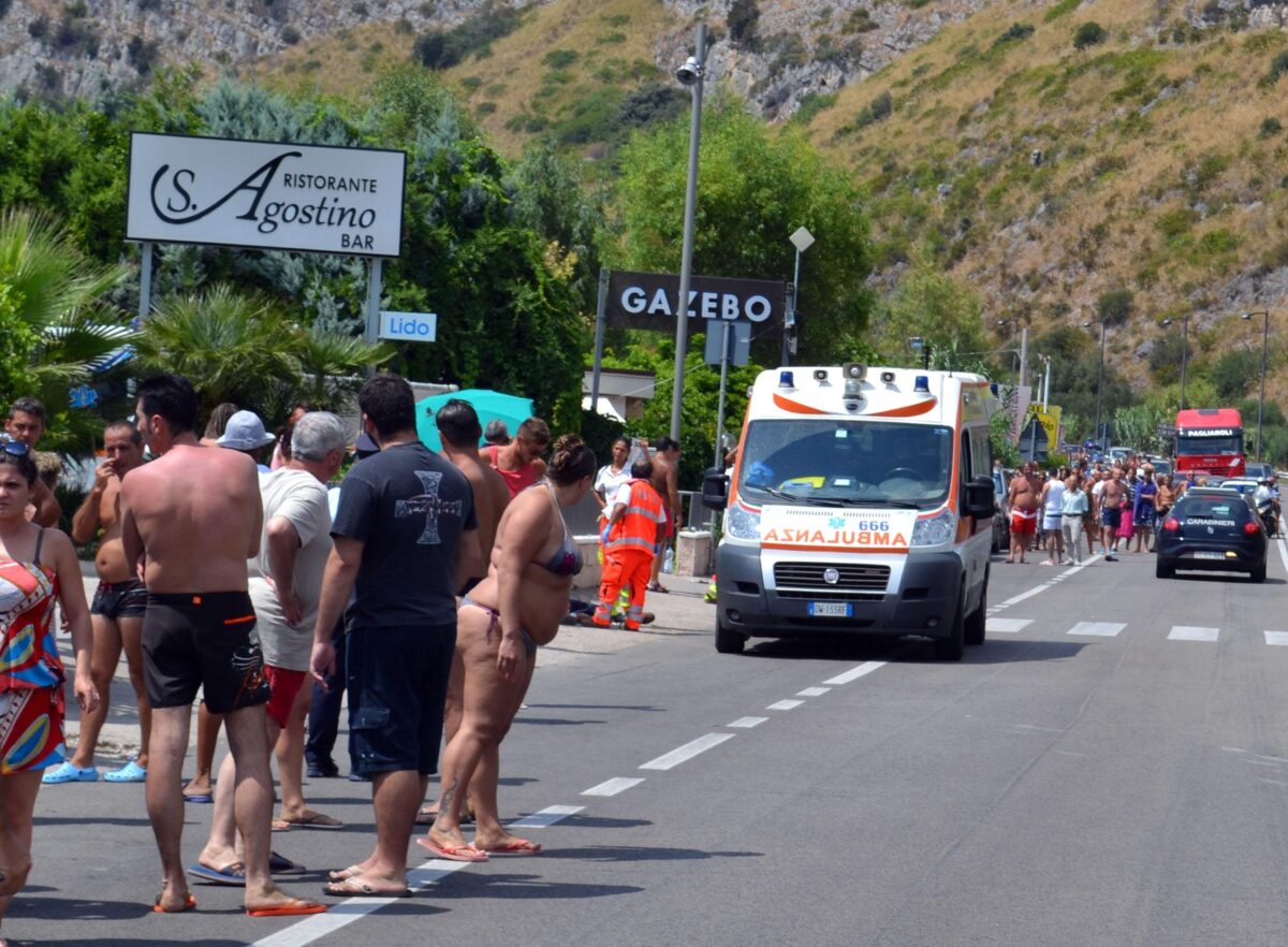 Latina, incidente a Formia: scontro fra scooter e moto, morto un 17enne