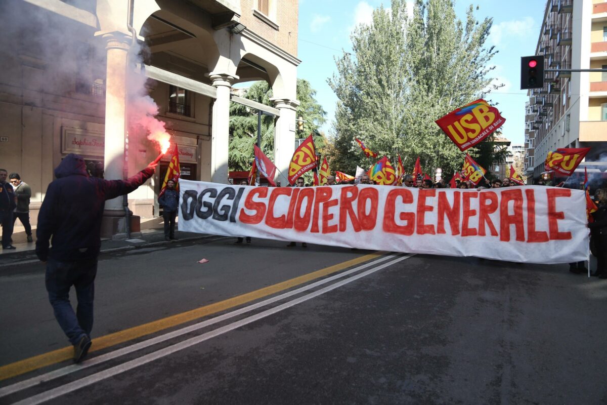 Sciopero Bologna 8 marzo 2024, mezzi Tper a rischio: orari e fasce di garanzia. In programma anche un corteo