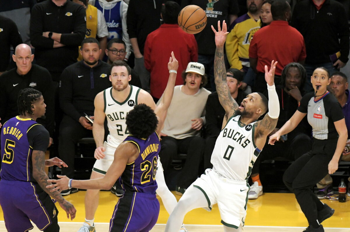 NBA, Lillard quarto nella classifica all-time delle triple. Vincono però i Lakers contro i Bucks: Dinwiddie e Russell decisivi | VIDEO