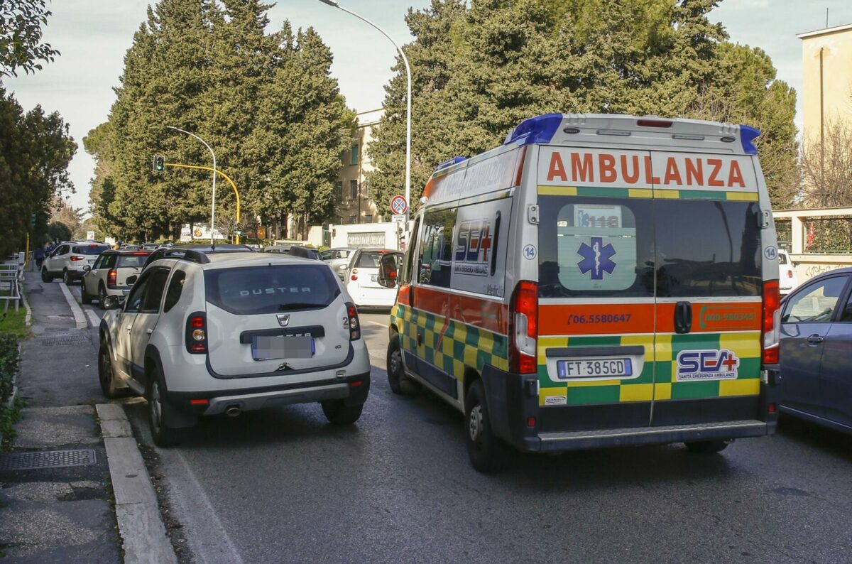 Roma, 47enne evade dai domiciliari e si schianta con l'auto: è in gravi condizioni