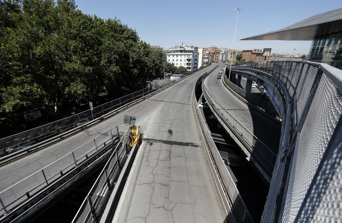 Maltempo, chiusa la tangenziale est di Roma: il vento stacca i pannelli antirumore