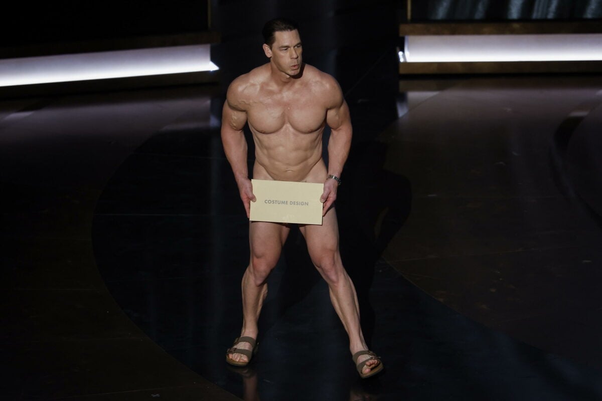 Oscar 2024, Jimmy Kimmel chiama sul palco John Cena nudo che annuncia il vincitore del miglior costume. Poi il conduttore critica Trump | VIDEO