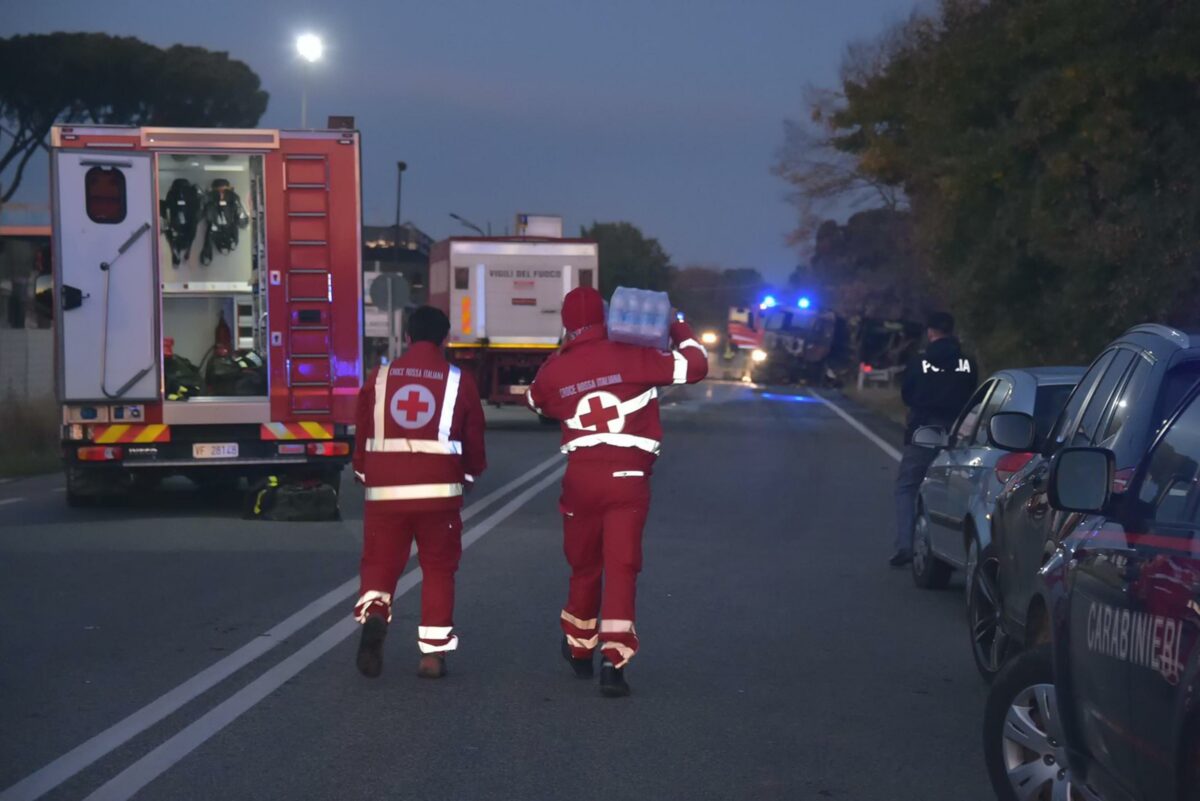 Rieti, incidente alle porte della città: auto si scontra con un tir a San Giovanni Reatino, morta una 27enne. Arrestato il camionista