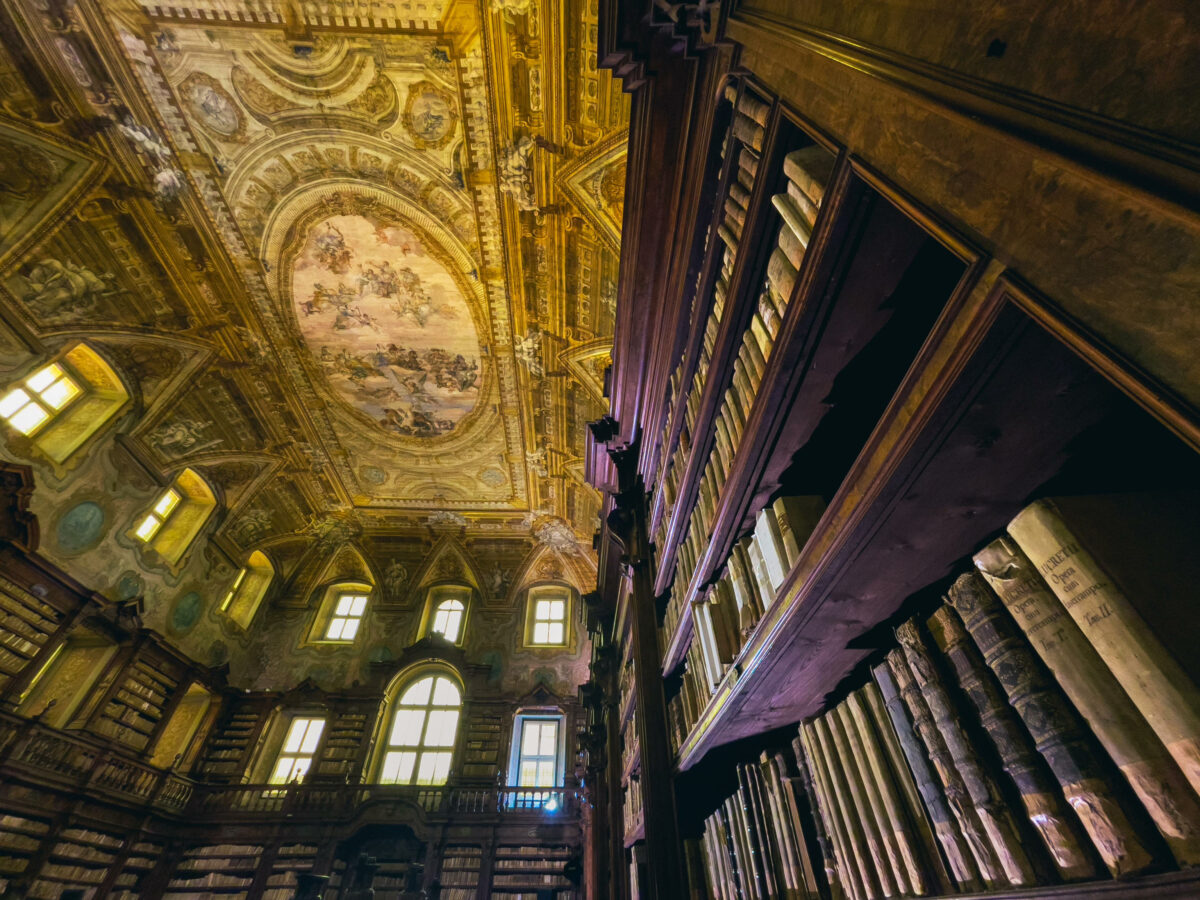 Napoli, rubati migliaia di volumi storici dalla Biblioteca dei Girolamini: arrestato il bibliotecario