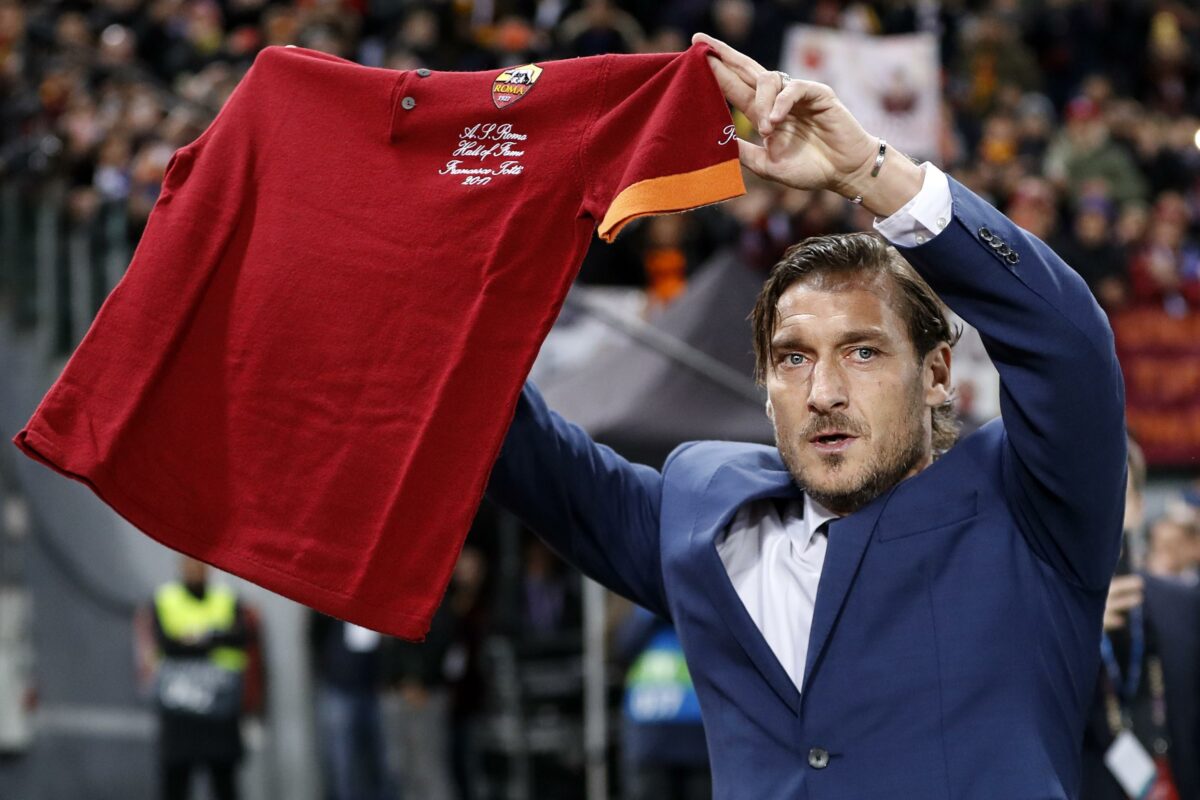 Roma, Totti fa sognare i tifosi: "Torni se confermano De Rossi? Io torno prima"