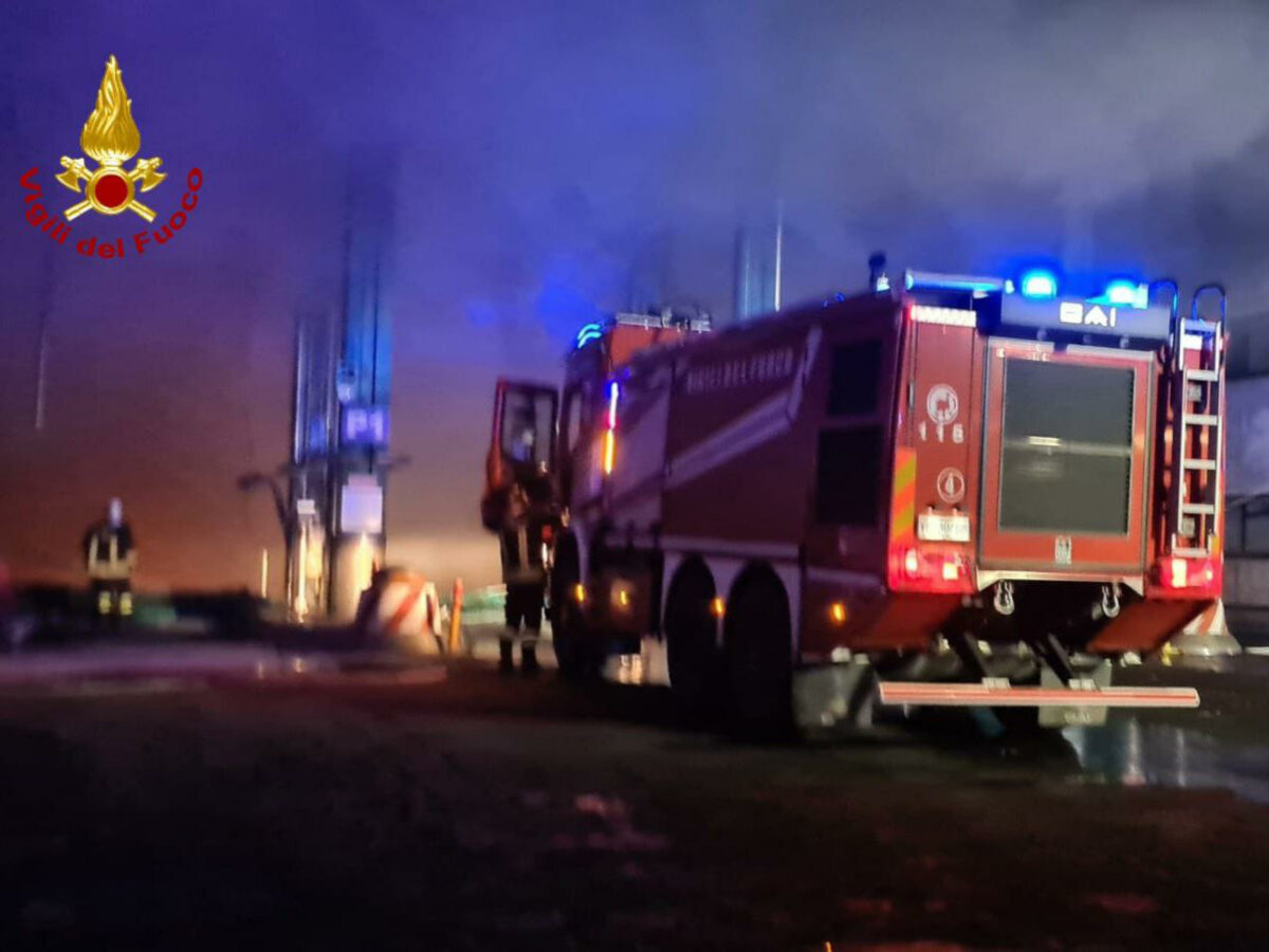 Ancona, incendio a Castelfidardo: in fiamme una fabbrica di strumenti musicali, vigili del fuoco a lavoro