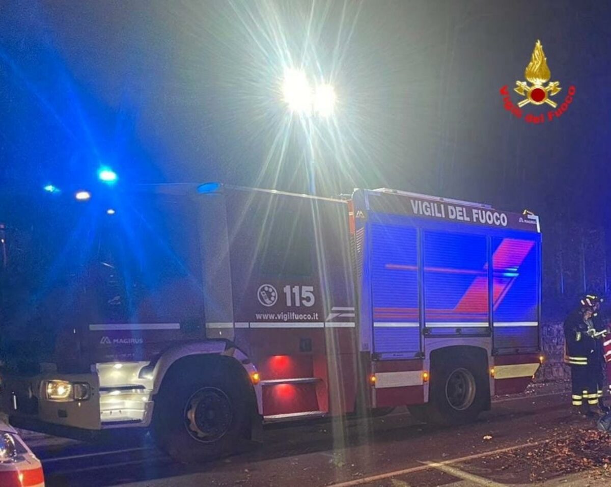 Roma, incidente sulla via Casilina tra Colleferro e Anagni: auto rubata si ribalta e prende fuoco, due morti e un ferito grave