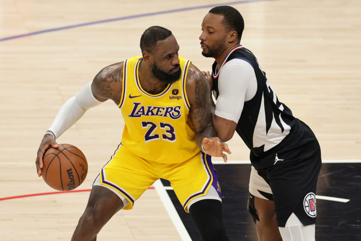 NBA, LeBron ne mette 40 ma non basta. Lakers-Warriors interrotta per più di 20 minuti: il motivo