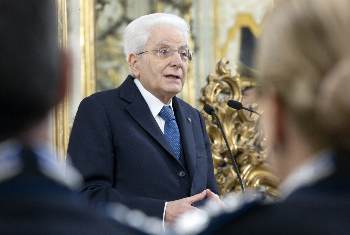 Guerra in Ucraina, Mattarella: "Speriamo di ripristinare la pace". Poi scherza: "Ho lasciato a casa la tessera da giornalista"