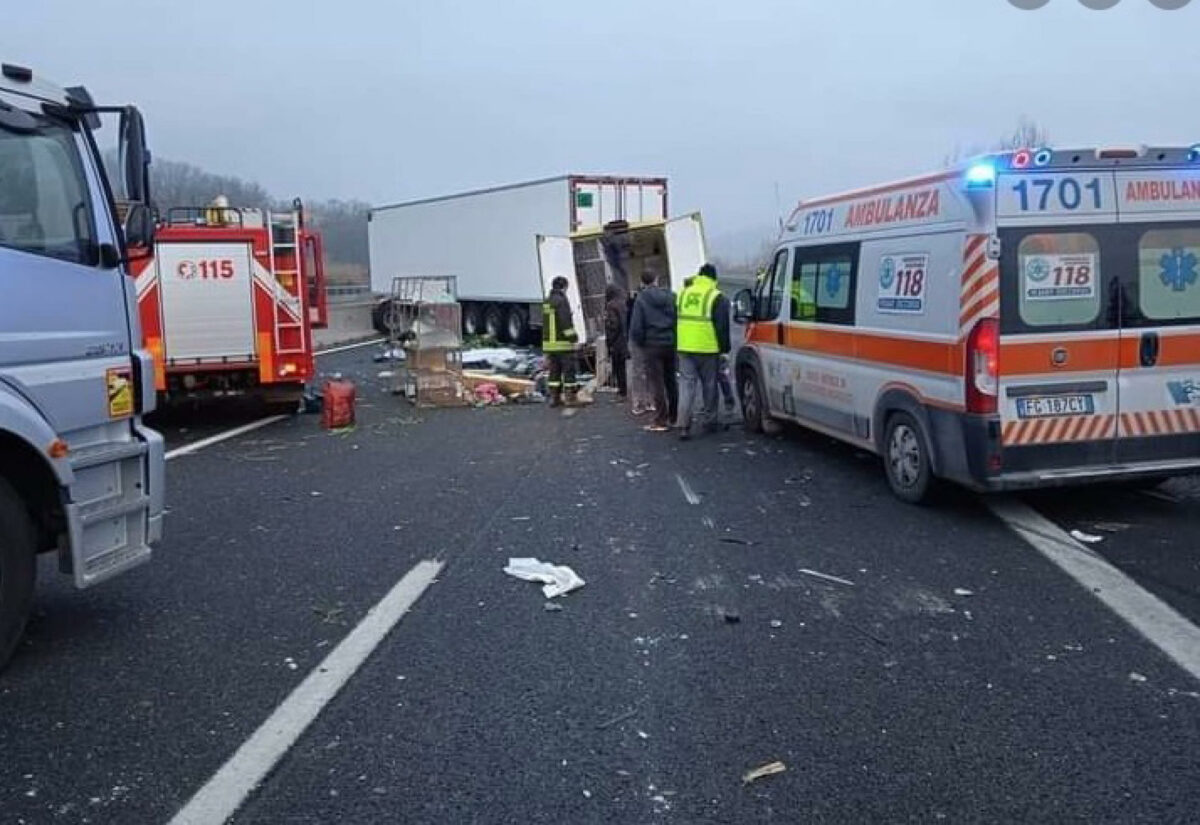 Forlì, incidente sull'A14 vicino a Faenza: camion si ribalta, traffico in tilt