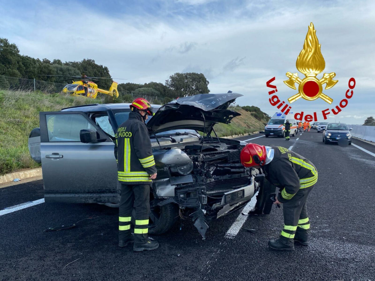 Vibo Valentia, incidente a San Costantino Calabro: auto sbanda e finisce contro una vettura parcheggiata, morto un anziano